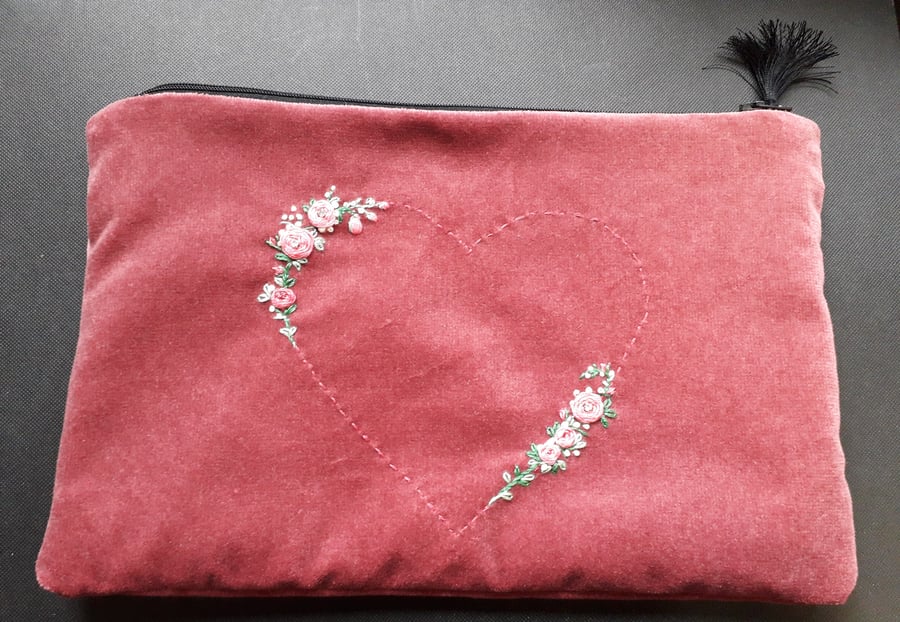 Dusky pink velvet multipurpose bag with zipper closure embroidered with roses