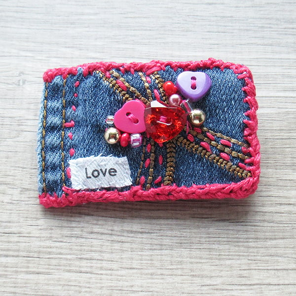 The ‘Love’ button hearts brooch