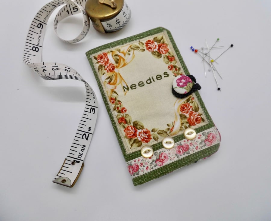 Sewing needle case in green fabric vintage roses theme