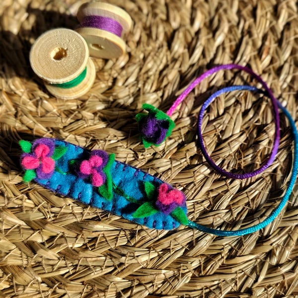 Delicate Floral Felt Bookmark – Crafted Pink & Purple Flowers, Gift for Readers