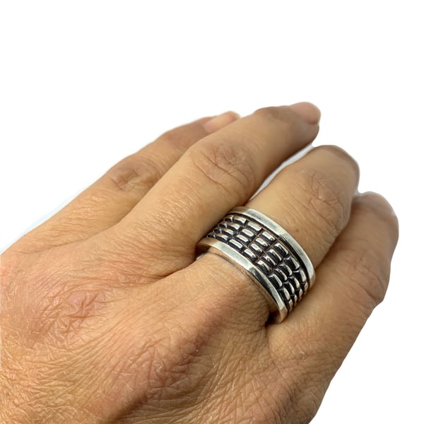 Crocodile band ring in sterling silver 925