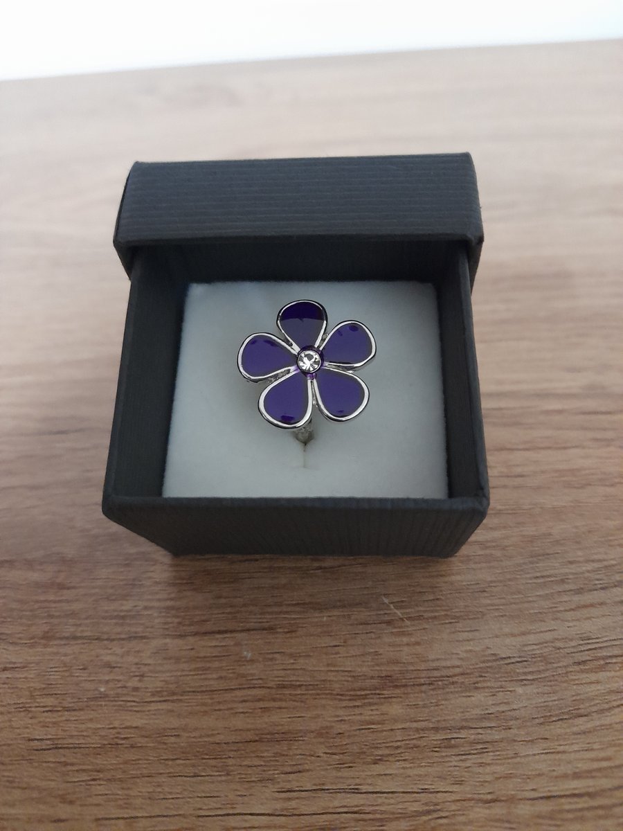 PURPLE AND SILVER FLOWER ADJUSTABLE RING.