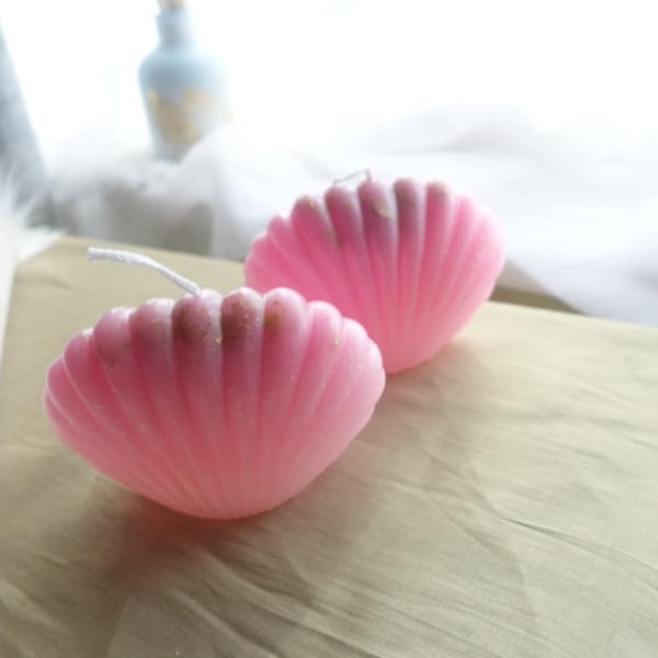 10 shell candles and 2 trays 