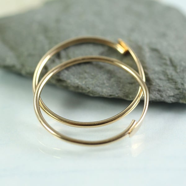 Gold Fill Hoop Earrings 18 mm - Simple overlap closure - 14k Gold Fill