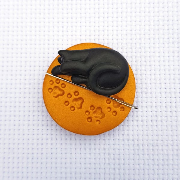 Black Cat Needle Minder with Gold Base. For cross stitching, embroidery