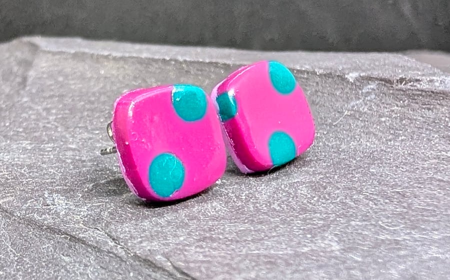 Hot pink square with green dots stud earrings 