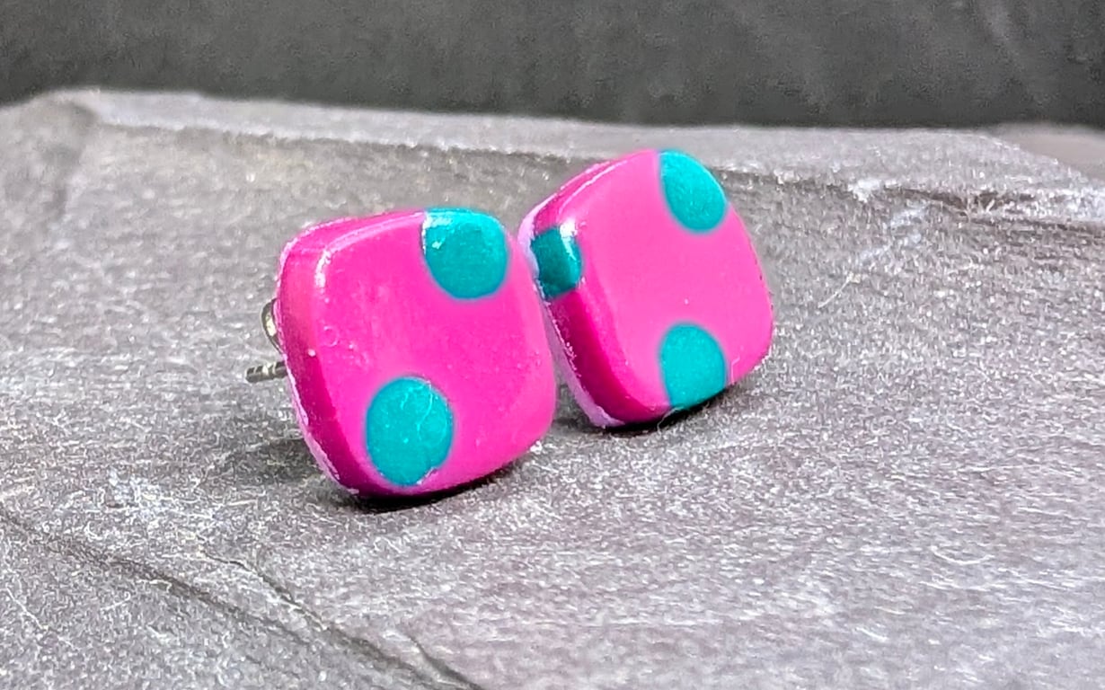 Hot pink square with green dots stud earrings 