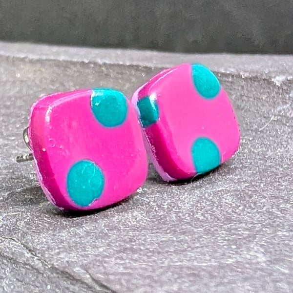 Hot pink square with green dots stud earrings 