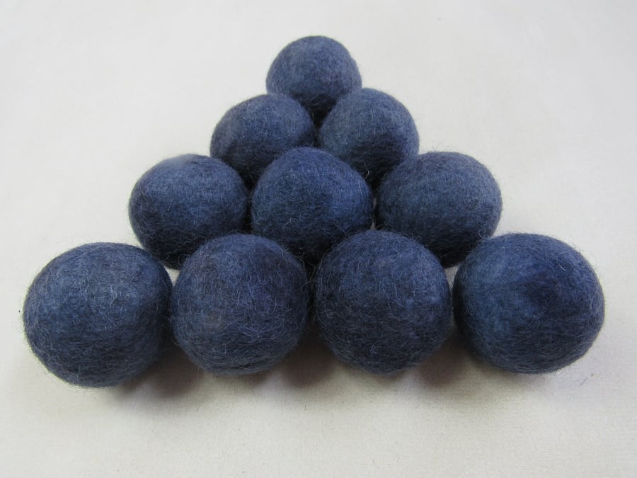 10 Large 3cm Logwood Purple Natural Dye Felt Balls
