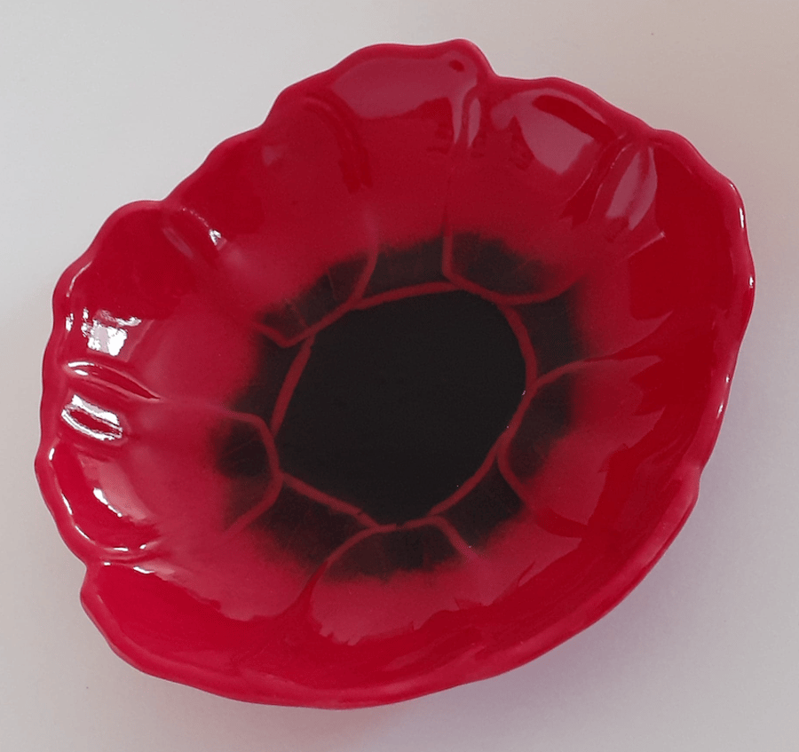 Fused glass flower dish, deep poppy red 1