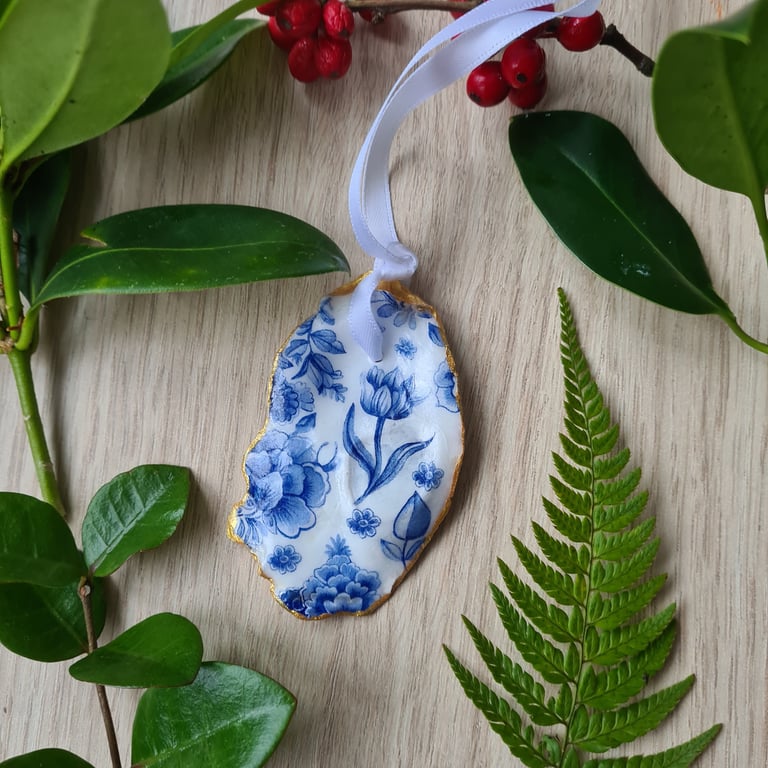 Christmas oyster shell blue and white floral hanging decoration