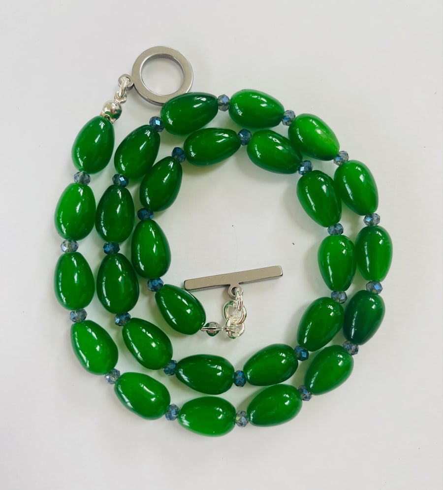 Green glass teardrop beaded necklace 