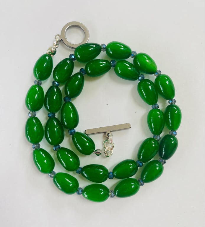 Green glass teardrop beaded necklace 