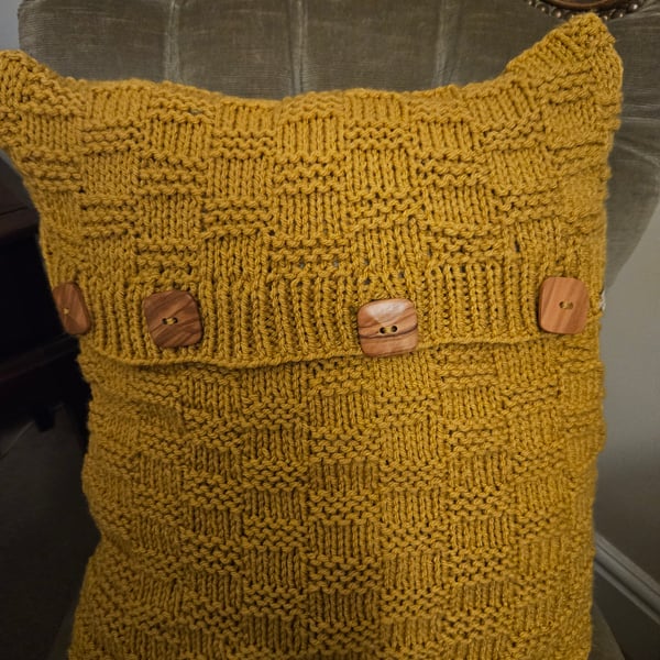 Cushion with removable cover 