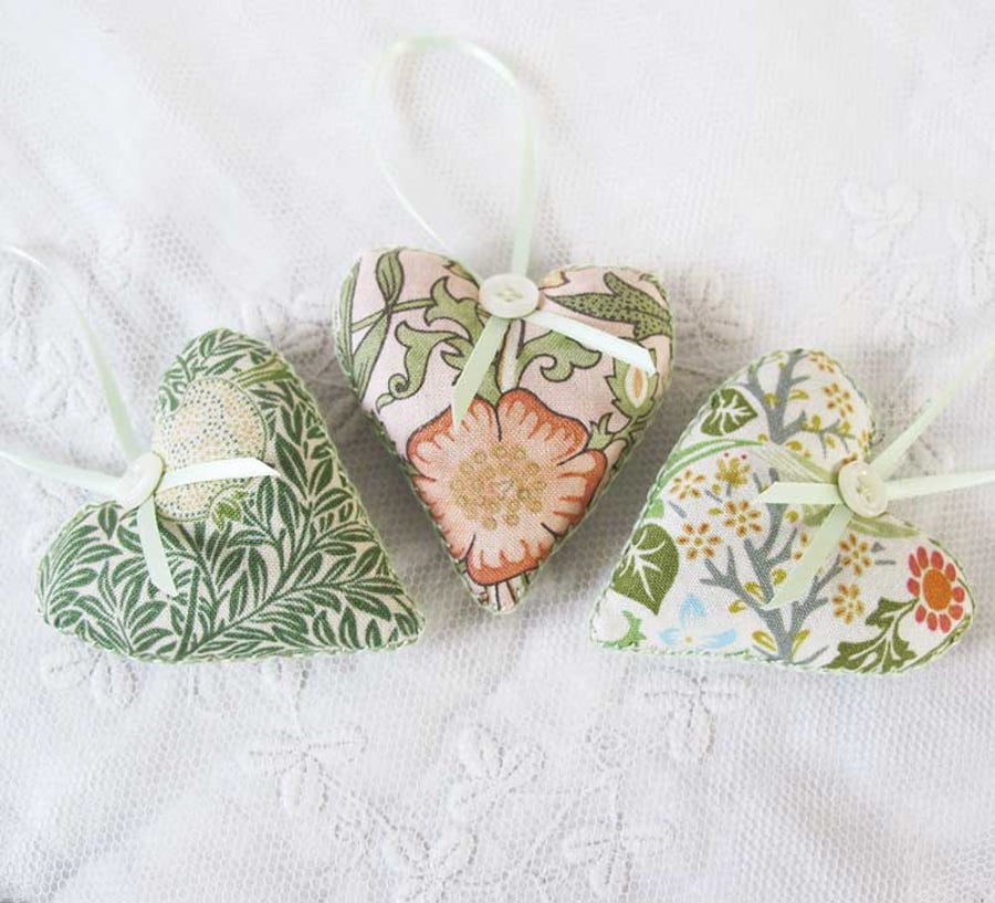 SET OF 3 WILLIAM MORRIS LAVENDER BAGS - HEART SHAPED