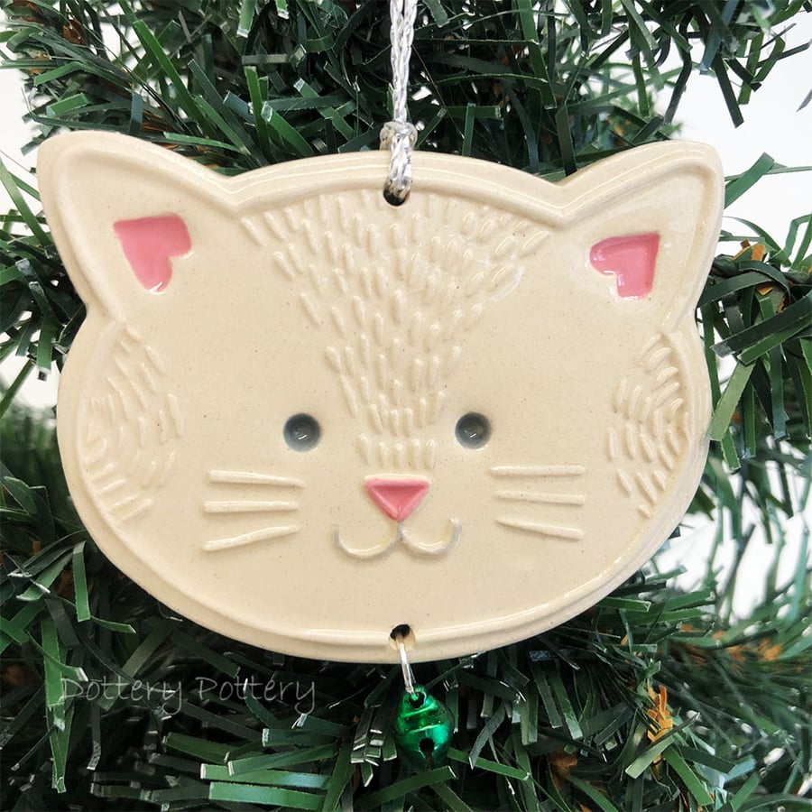 Ceramic Cat decoration with little bell (cream)
