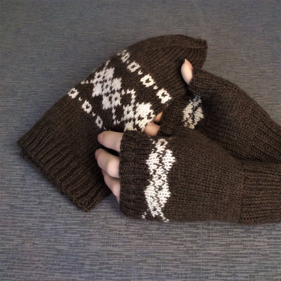 Dark brown and cream gift set beanie hat and fingerless gloves Falklands merino