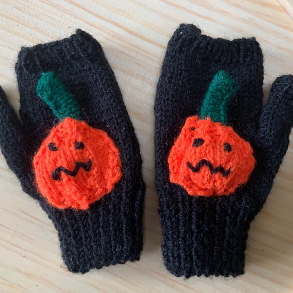 Hand Knitted Carved Pumpkin Face Child's Halloween Fingerless Gloves Age 5-8 Yrs