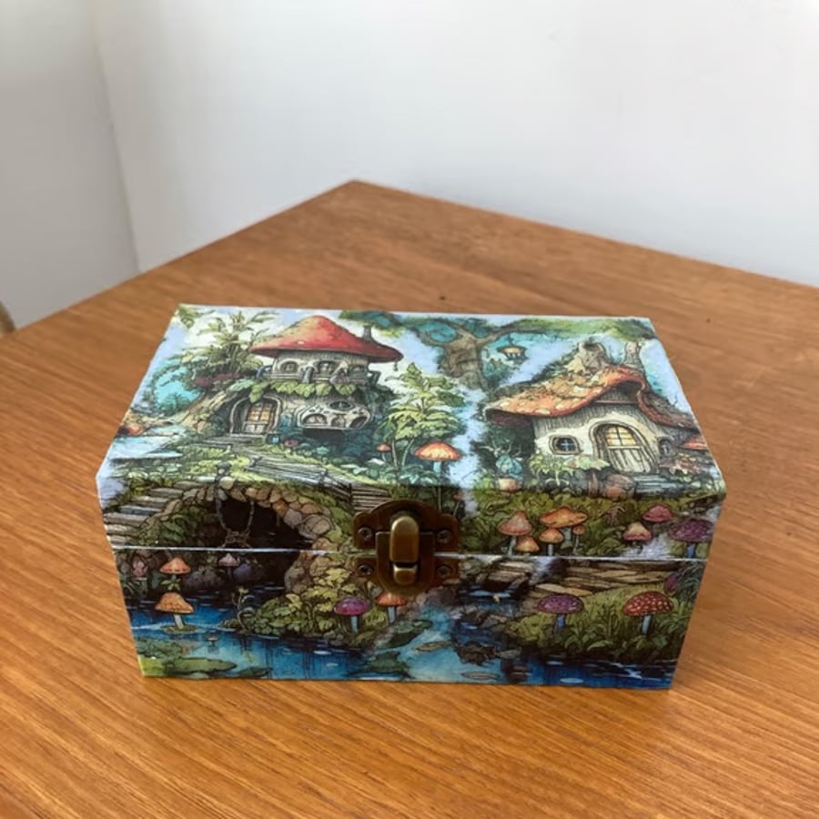  Mushroom Cottages with secret cave and pond