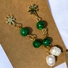 Drop earrings with 2 malachite stones.