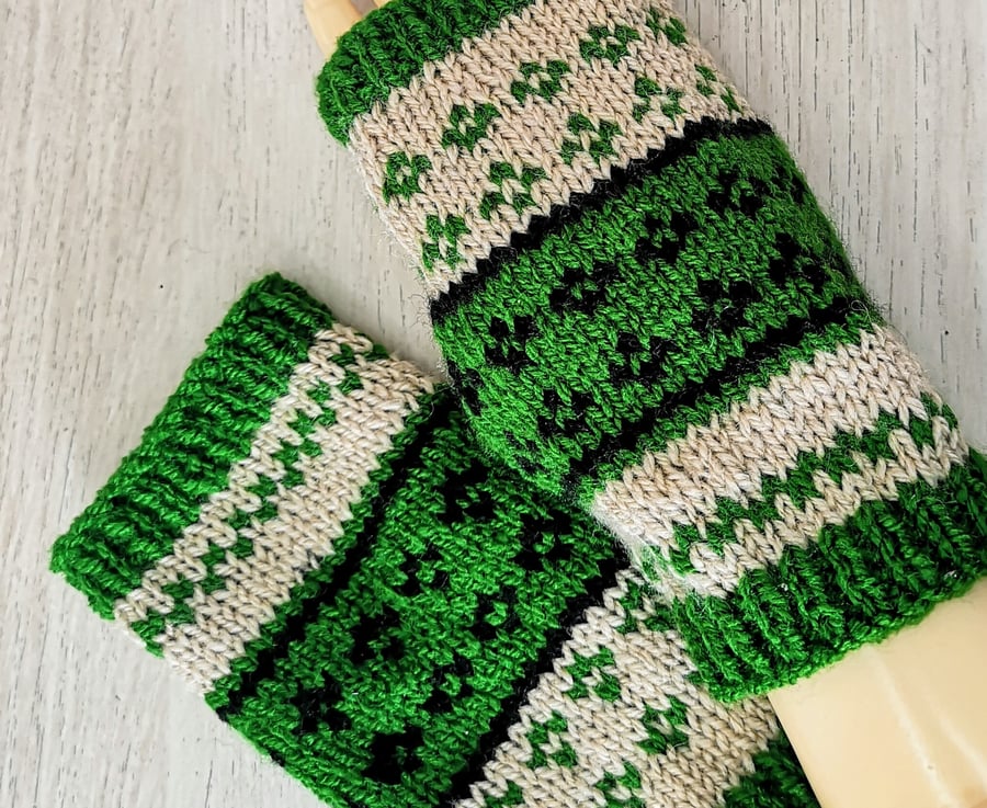 Fingerless gloves in Fair Isle pattern, Green, Black and Oat