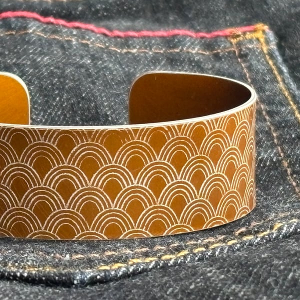 Scallop pattern aluminium cuff dark mustard