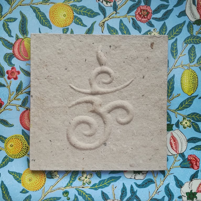 Om tile