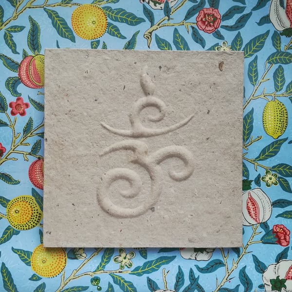 Om tile