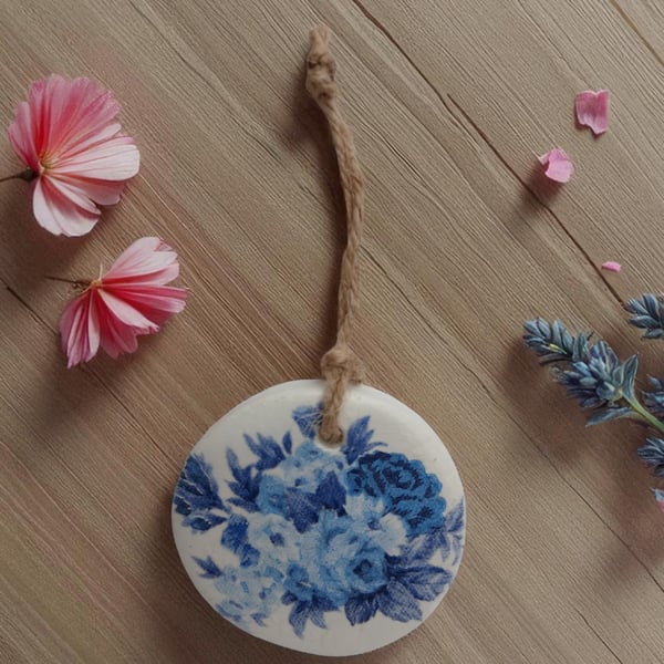 Blue Vintage Rose Style Round Clay Hanging Aromatherapy Diffuser