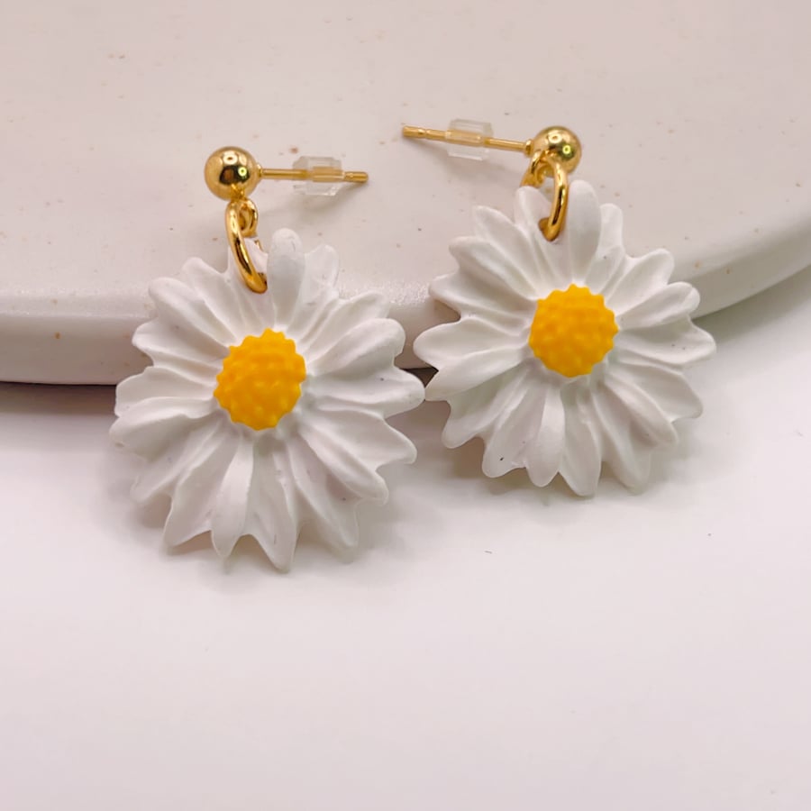 aisy polymer clay earrings, handmade floral earrings, lightweight gift for her