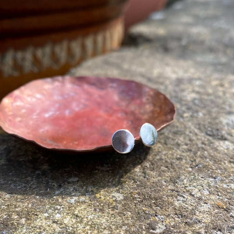 Small shiny circle stud earrings