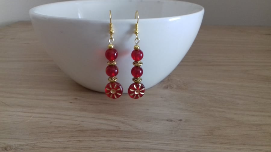 RED AND GOLD FLOWER GLASS BEAD EARRINGS.