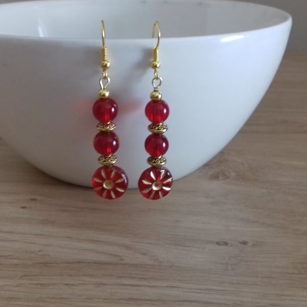 RED AND GOLD FLOWER GLASS BEAD EARRINGS.