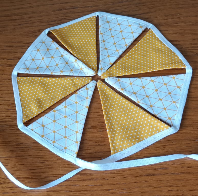 Gold and White Miniature Bunting – 8 Flags