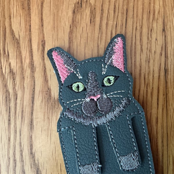 Cat bookmark. Embroidered kitty page keeper by Fidditchdesigns.