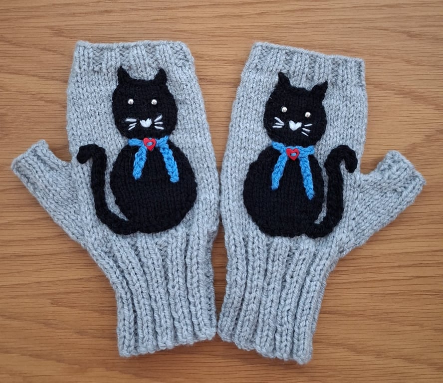 Grey Aran Fingerless Gloves With Appliqued Black Cats With Shiny Eyes (J191)