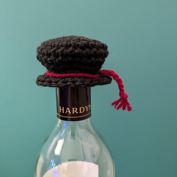 Doctorate Graduation Cap Bottle Topper, Graduation Gift, Crochet Mortarboard Gif