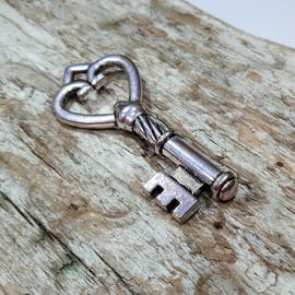 1 x Attractive Large Metal Key Charm