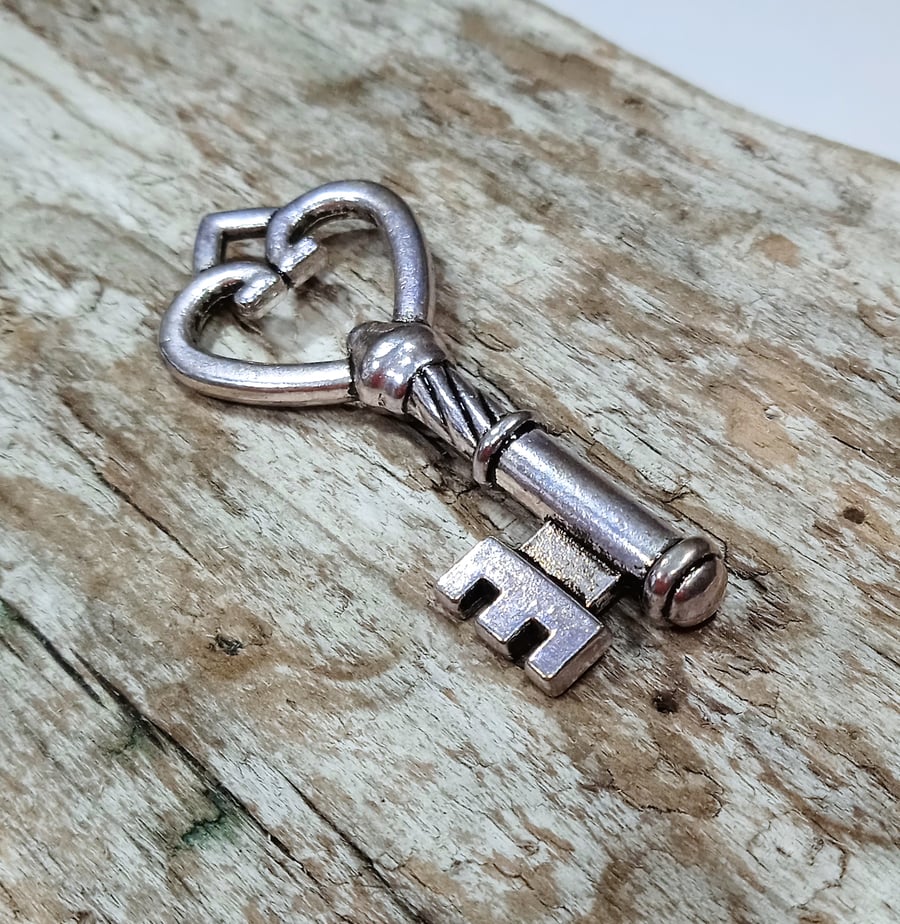 1 x Attractive Large Metal Key Charm