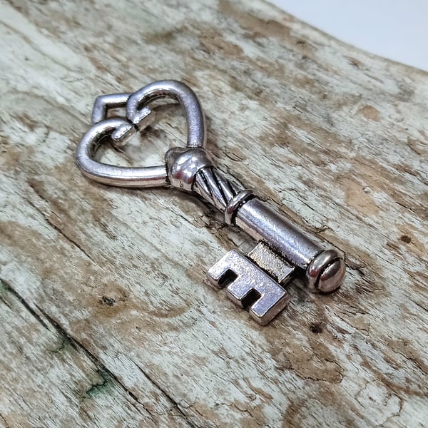 1 x Attractive Large Metal Key Charm