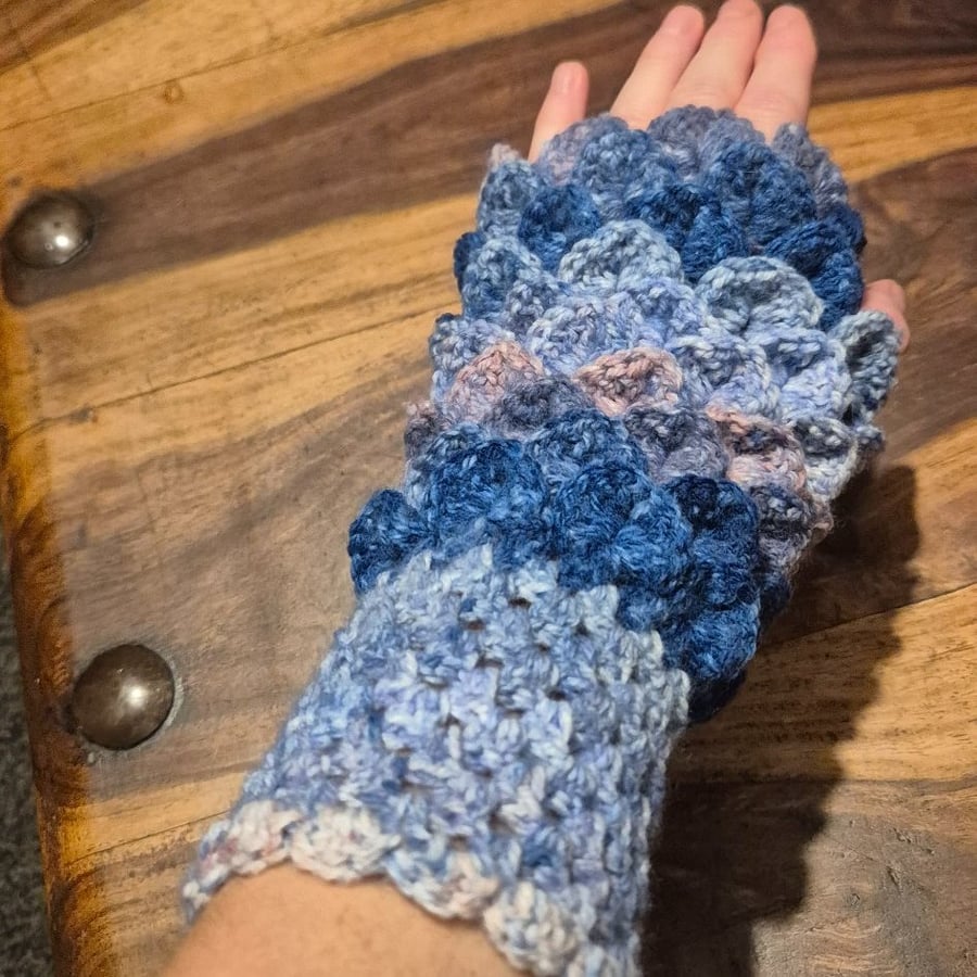 Dragon scale handwarmers Fingerless gloves
