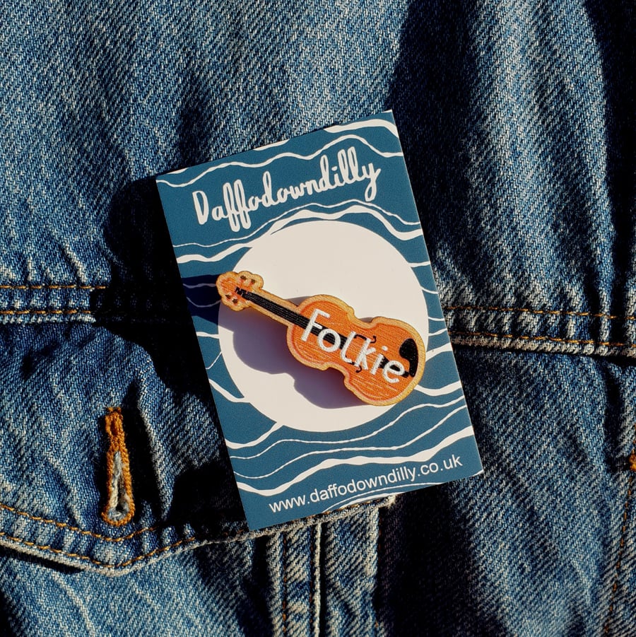 Folkie violin Wooden Pin