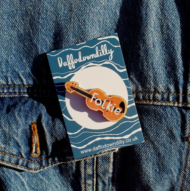 Folkie violin Wooden Pin