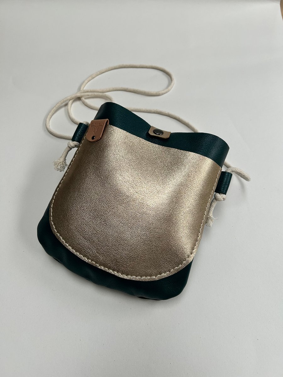 Leather crossbody bag in green and gold