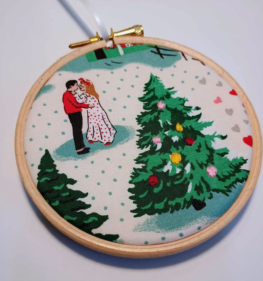 Christmas hoop decoration - romantic couple and tree