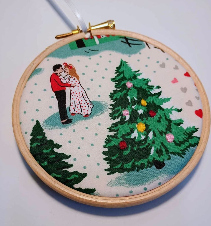 Christmas hoop decoration - romantic couple and tree