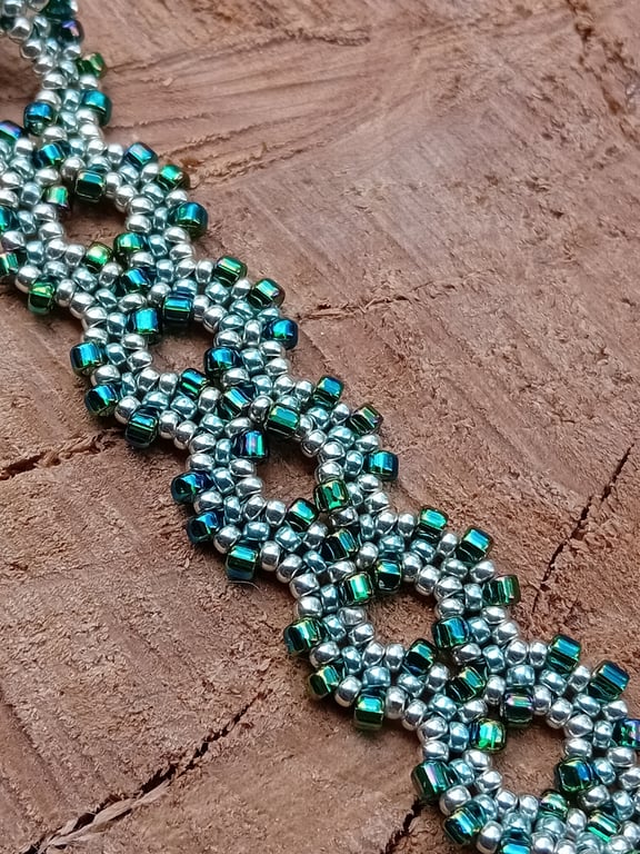 Silver and turquoise shimmering hoops beaded bracelet
