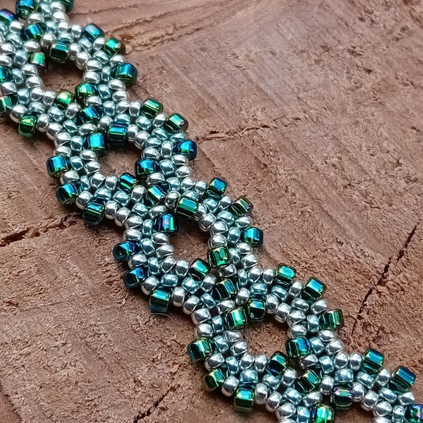 Silver and turquoise shimmering hoops beaded bracelet