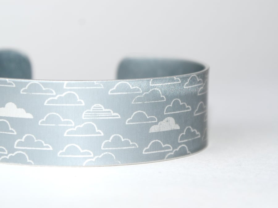 Cloud pattern cuff bracelet grey