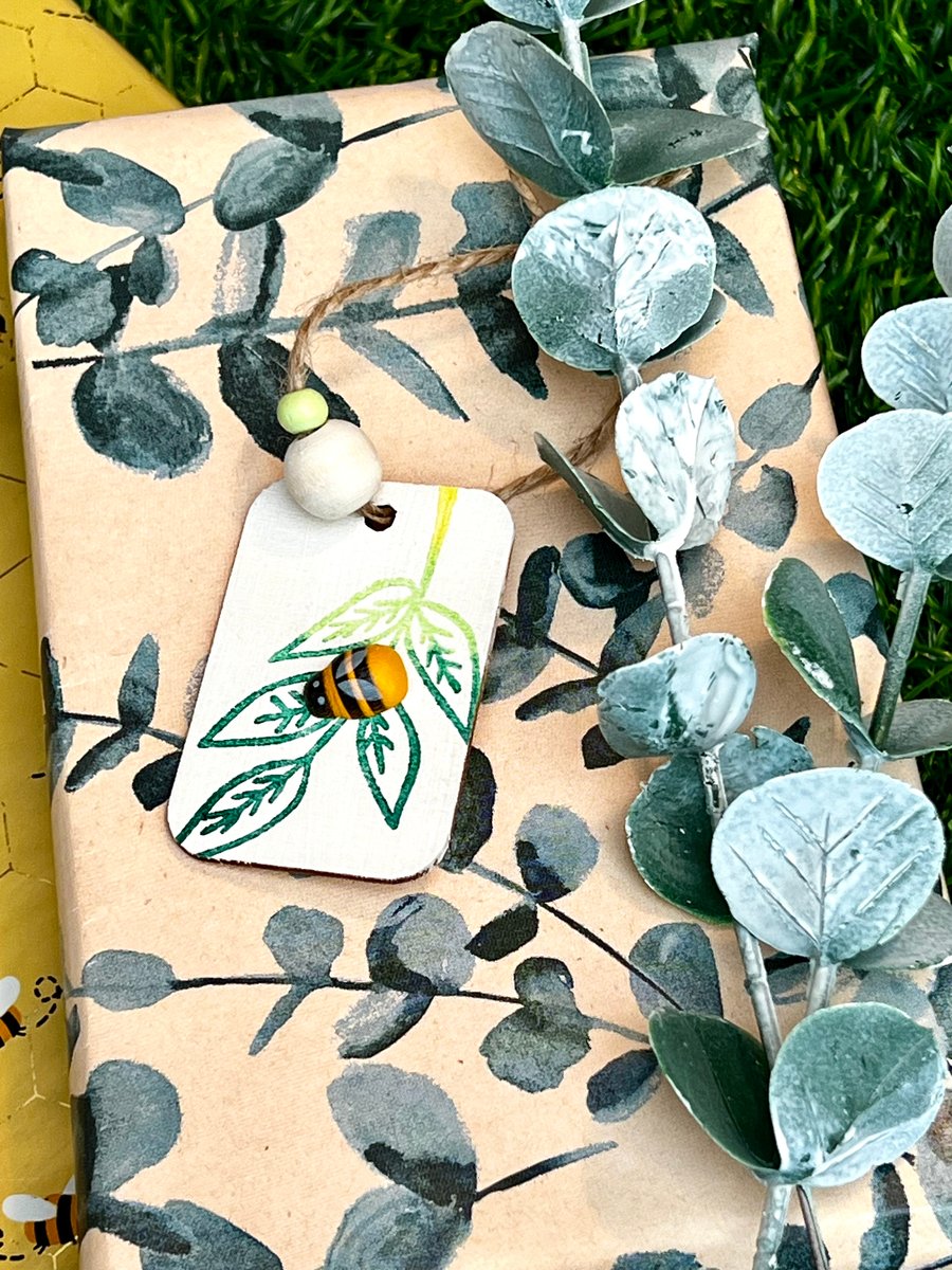 Gift tag or wooden hanging decoration - 'Green Leaf Bee’ White 